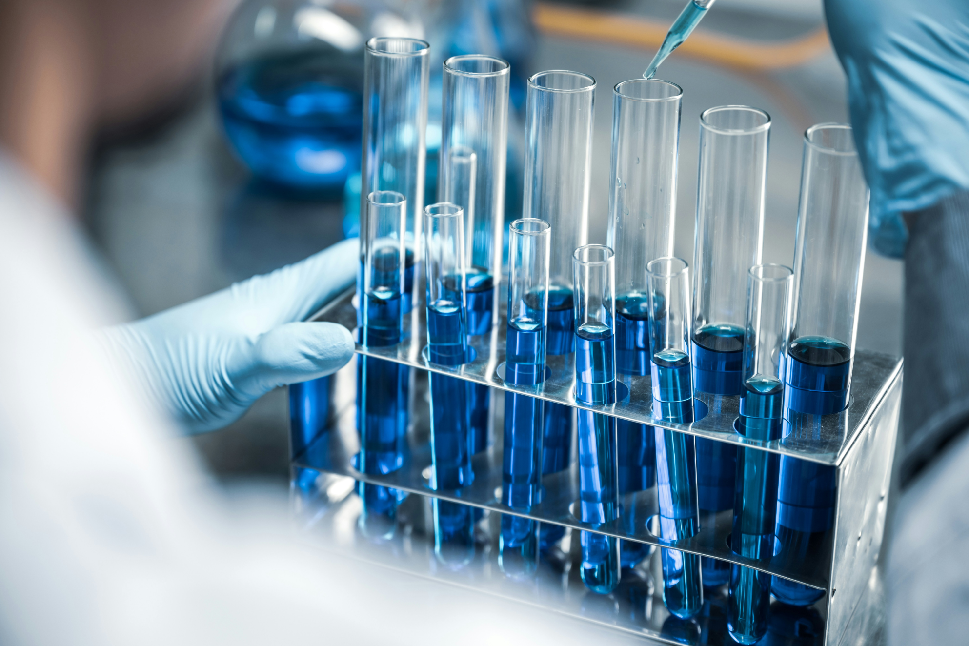 实验室试管中装满用于科学研究的蓝色溶液