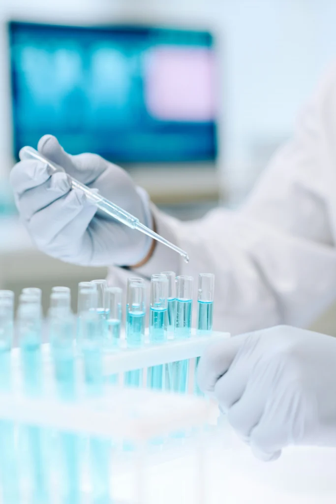 实验室技术人员在科学测试期间用移液器将液体转移到试管中